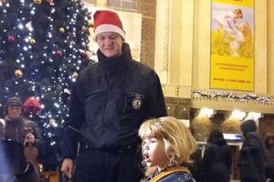 В канун Рождества на киевском вокзале полицейские угощали детей конфетами. Фоторепортаж
