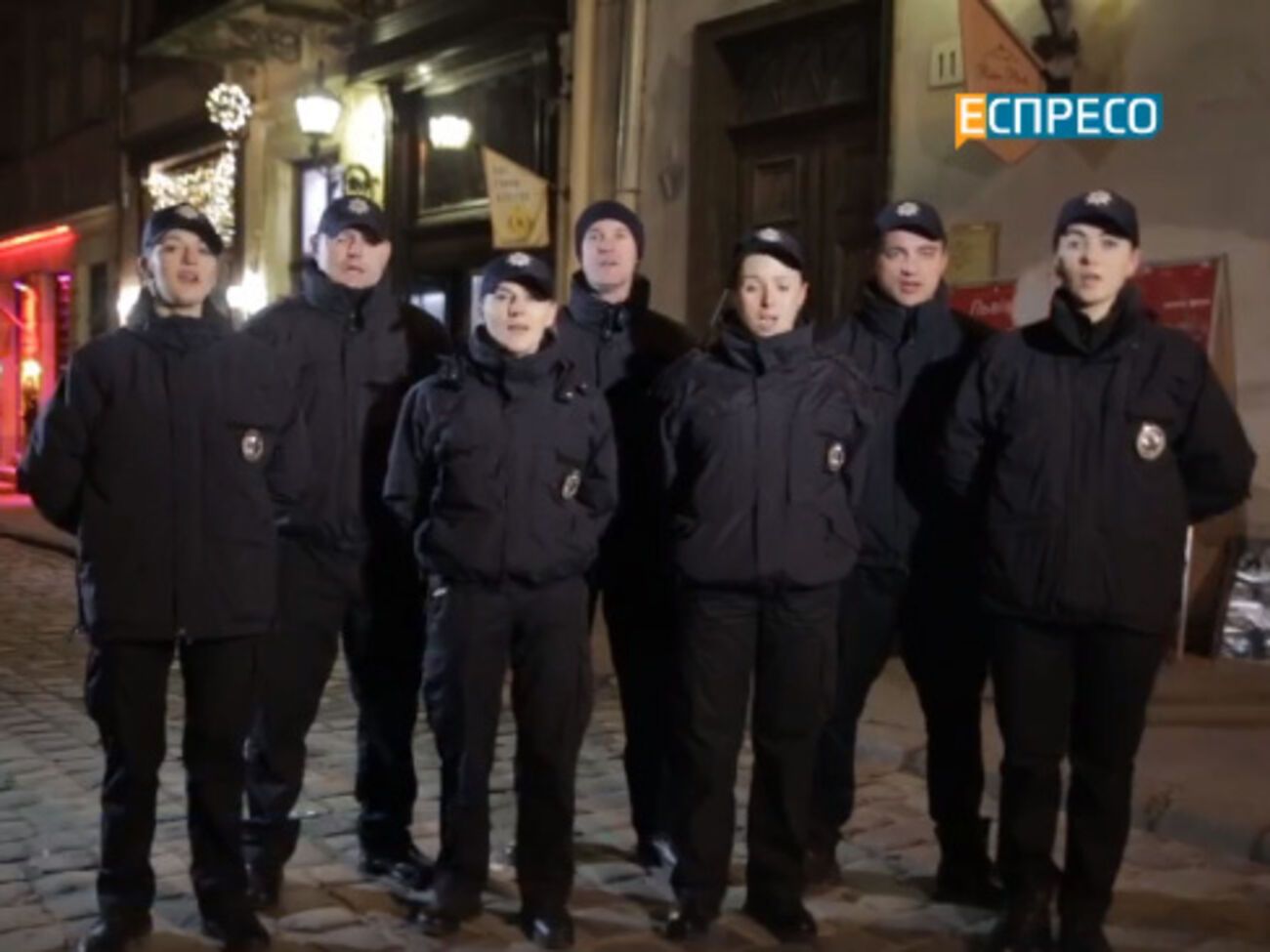 Львовские патрульные спели колядку в Рождество