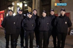 Львовские патрульные спели колядку в Рождество