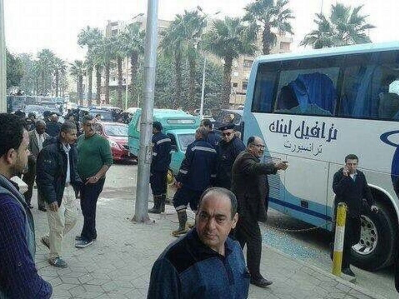 Вооруженные мотоциклисты обстреляли туристов в Каире