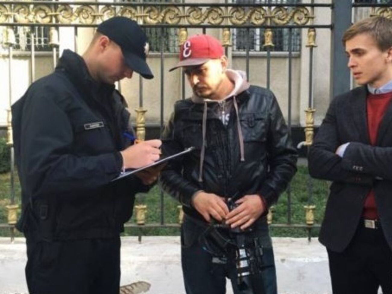 После конфликта с силовиками журналисты вызвали к зданию СБУ полицию