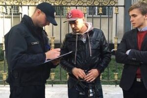 После конфликта с силовиками журналисты вызвали к зданию СБУ полицию