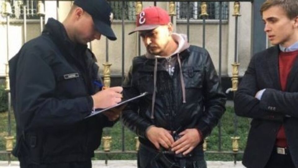 После конфликта с силовиками журналисты вызвали к зданию СБУ полицию