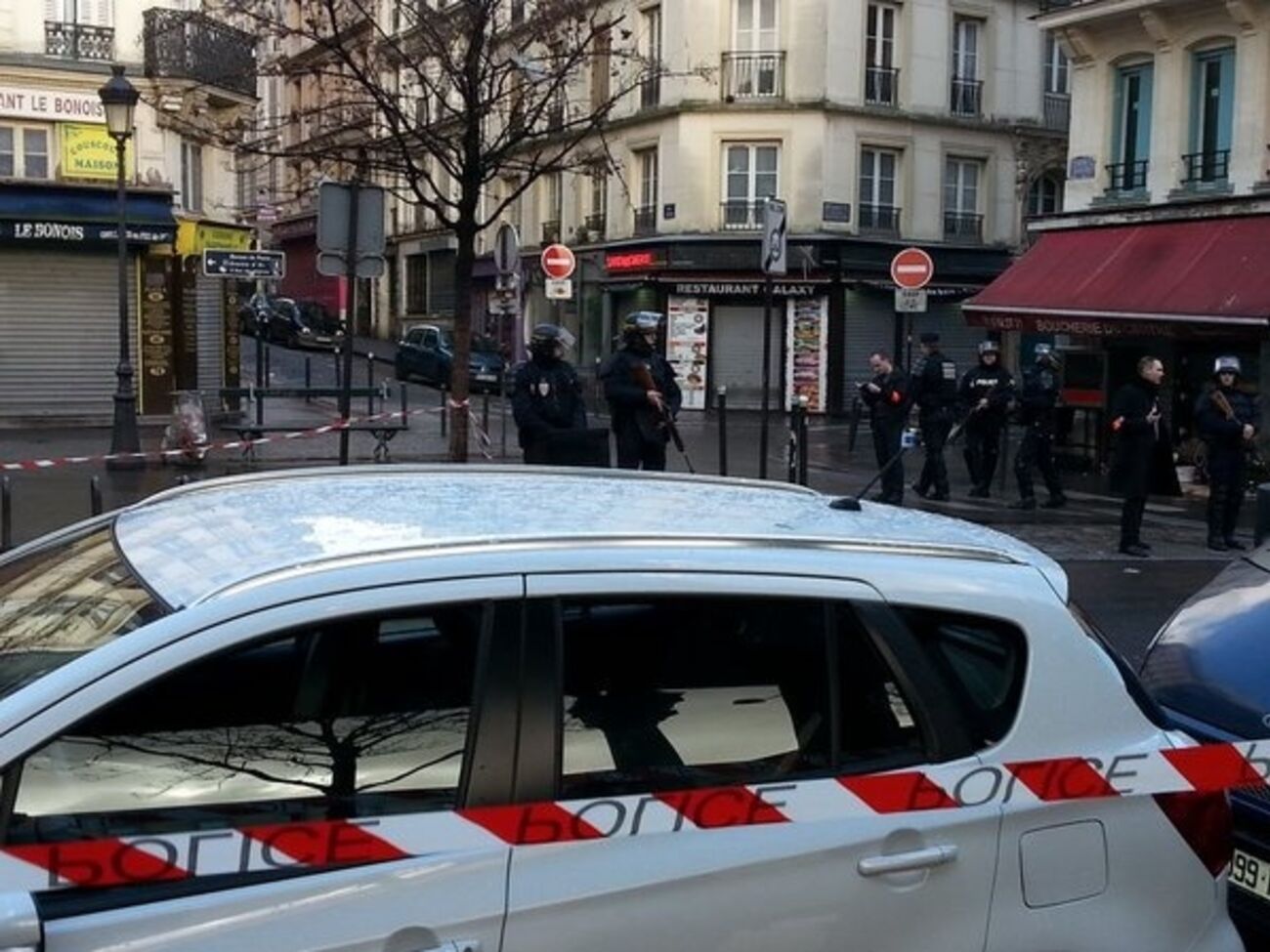 Парижские полицейские застрелили вооруженного мужчину возле участка