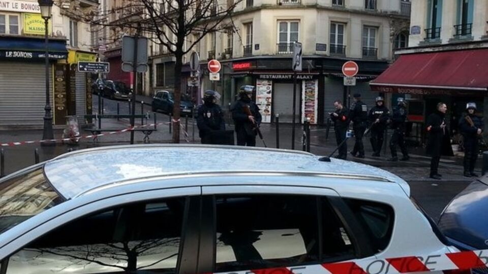 Парижские полицейские застрелили вооруженного мужчину возле участка