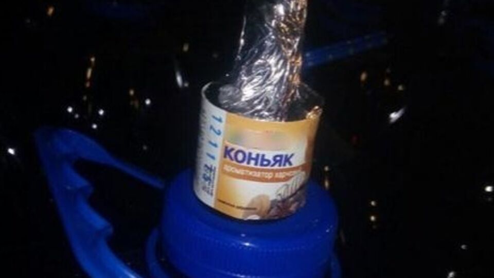 В жидкость неизвестного происхождения мужчина добавлял пищевой ароматизатор