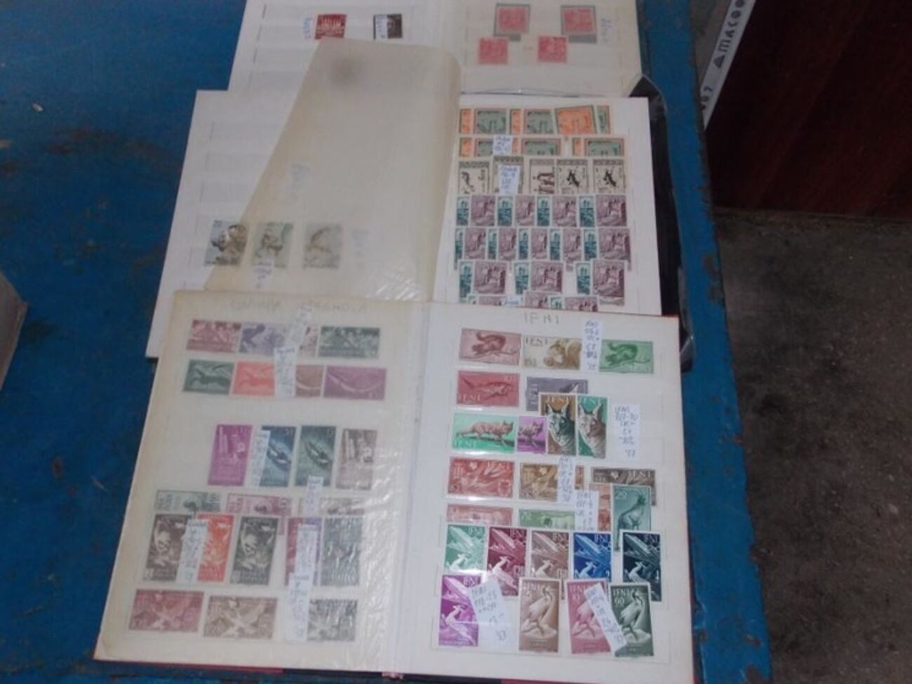Найденные у украинца альбомы с почтовыми марками