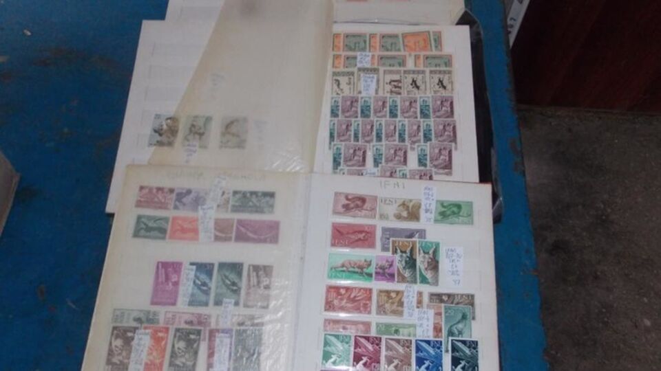 Найденные у украинца альбомы с почтовыми марками
