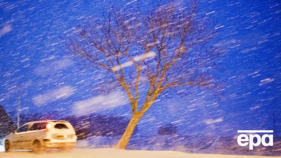 В Донецкой области на дорогах мокрый снег и гололед