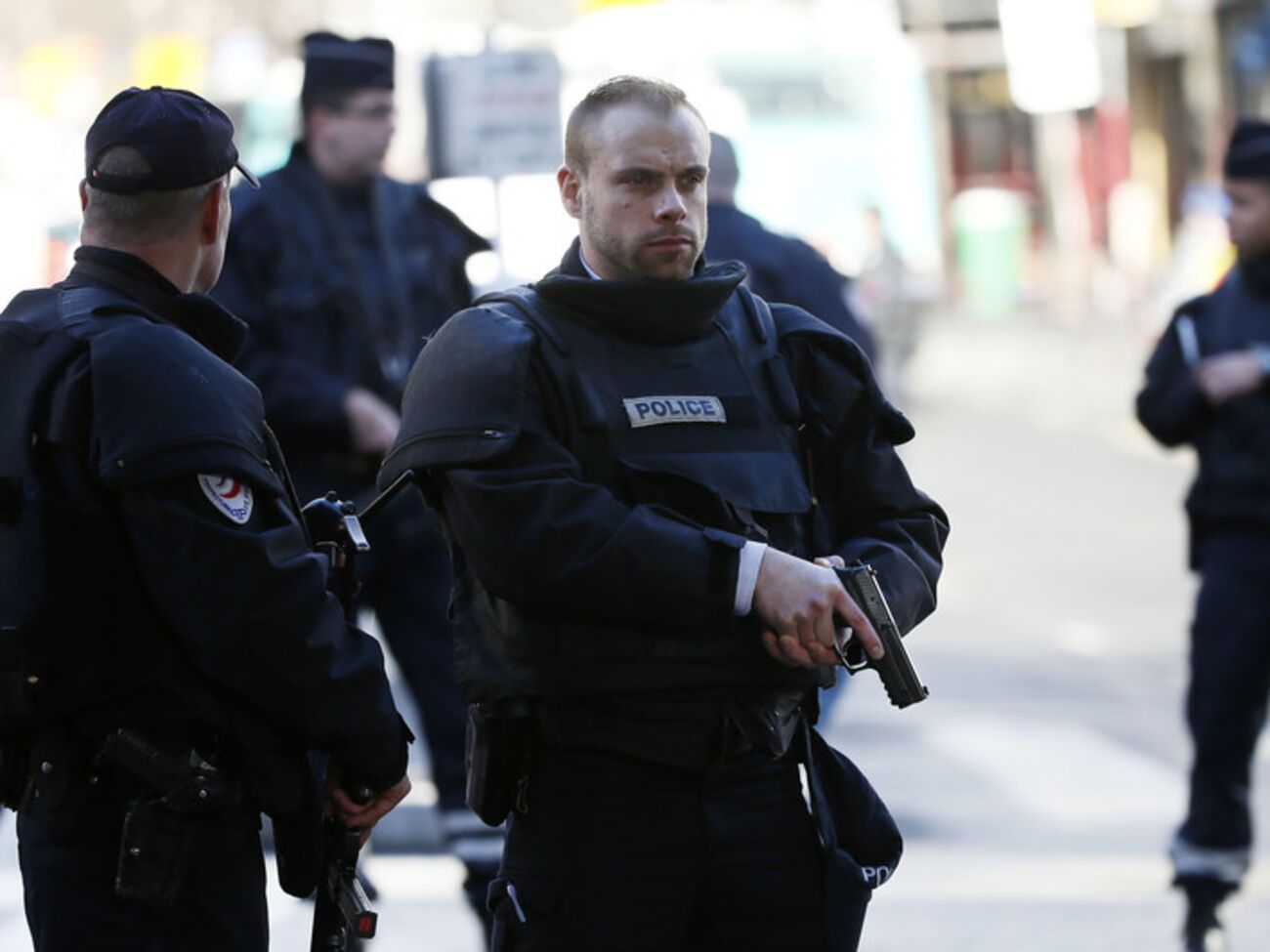 В Париже застрелен 20-летний выходец из Марокко, напавший на полицейский участок. Фоторепортаж