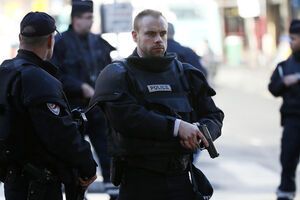 В Париже застрелен 20-летний выходец из Марокко, напавший на полицейский участок. Фоторепортаж