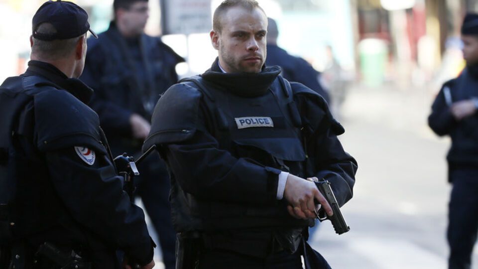 В Париже застрелен 20-летний выходец из Марокко, напавший на полицейский участок. Фоторепортаж