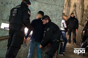 Кельн, полиция досматривает подозреваемого в нападениях