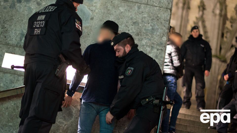 Кельн, полиция досматривает подозреваемого в нападениях