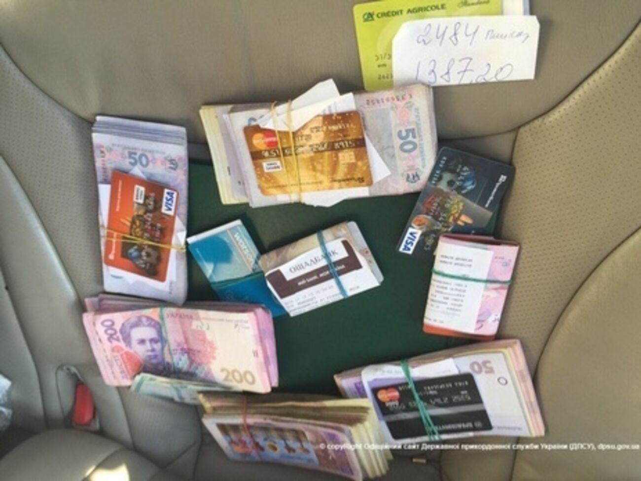 Госпогранслужба: Еще один мужчина вез на оккупированную территорию 230 тыс. грн, 1300 российских рублей и несколько банковских карт