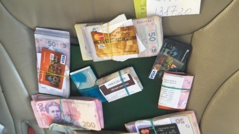 Госпогранслужба: Еще один мужчина вез на оккупированную территорию 230 тыс. грн, 1300 российских рублей и несколько банковских карт