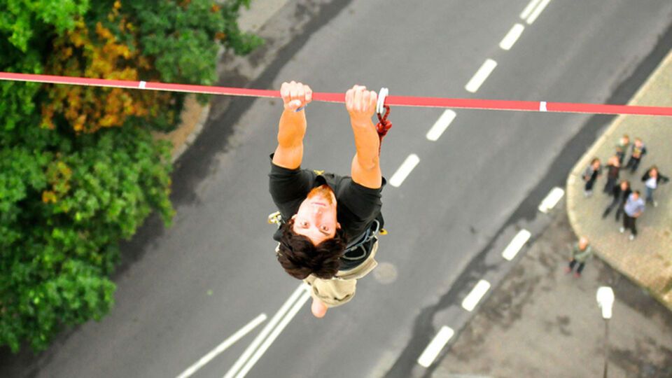 Меле сорвался, выполняя опасный трюк