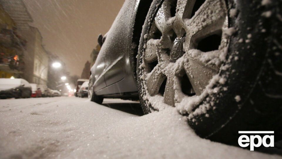 Синоптики обещают мокрый снег, метели и гололед 8 января