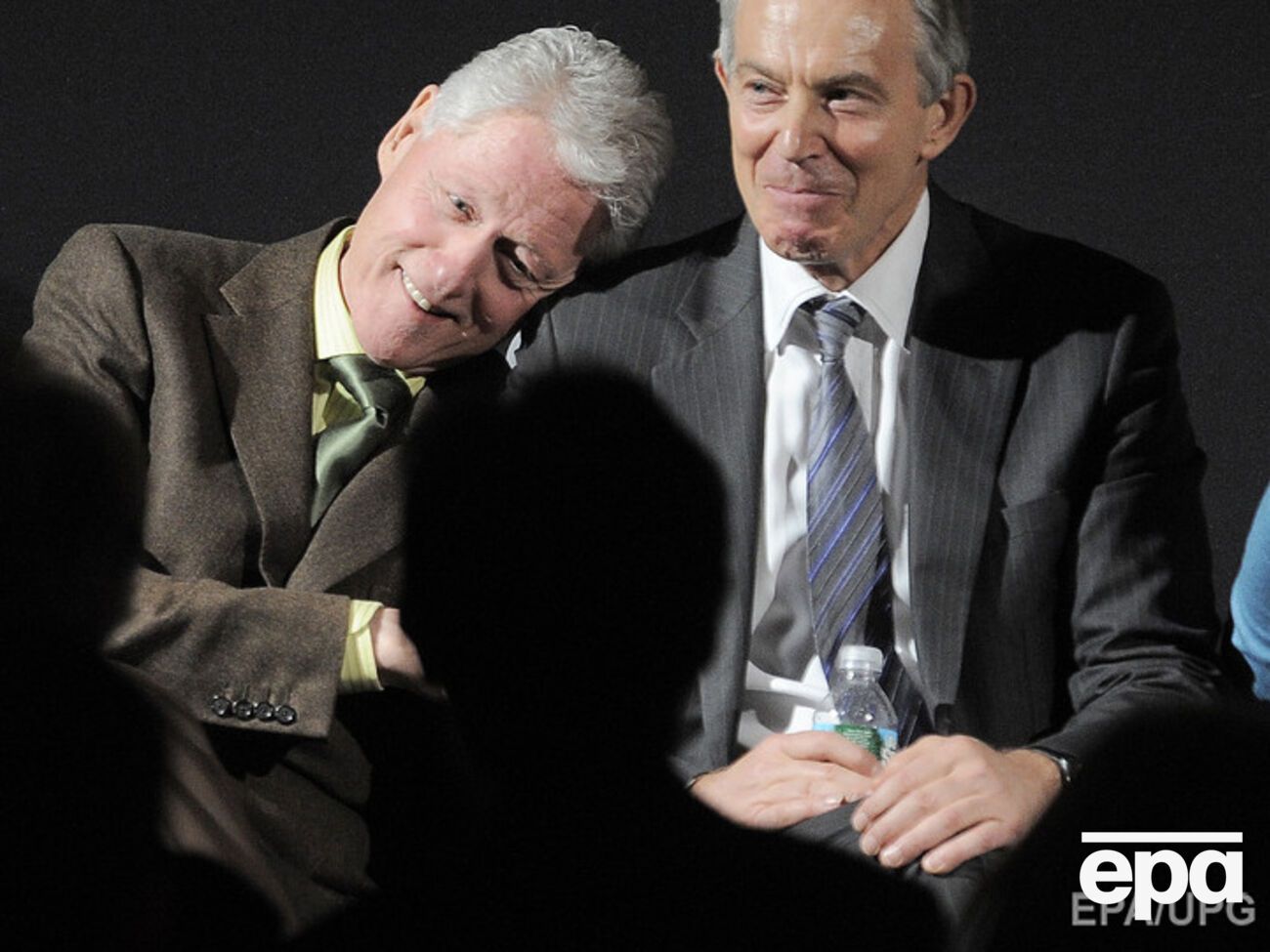 Тон разговоров Клинтона и Блэра говорит о том, что между ними установились дружеские отношения, отмечает The New York Times