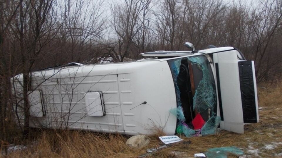 Маршрутка выехала на встречную полосу и врезалась в автомобиль