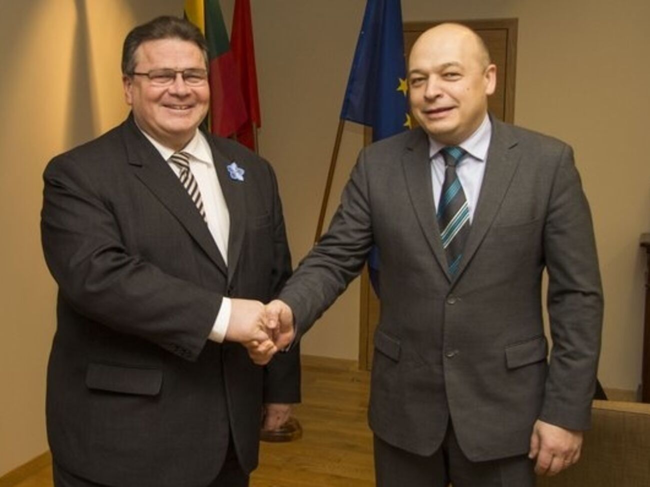 Глава МИД&nbsp;Литвы Линас Линкявичюс (слева) и новоназначенный руководитель миссии ЕС в Украине&nbsp;Кястутис Ланчинскас
