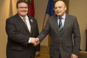 Глава МИД Литвы Линас Линкявичюс (слева) и новоназначенный руководитель миссии ЕС в Украине Кястутис Ланчинскас