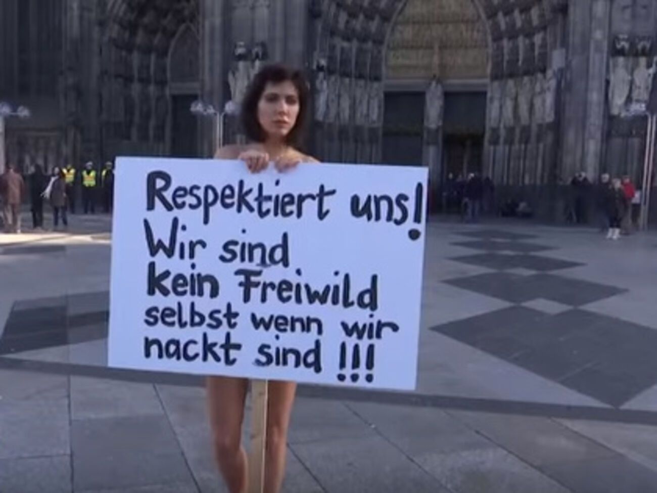 Художница Мило Муаре протестовала против массовых нападений на жительниц Кельна в новогоднюю ночь