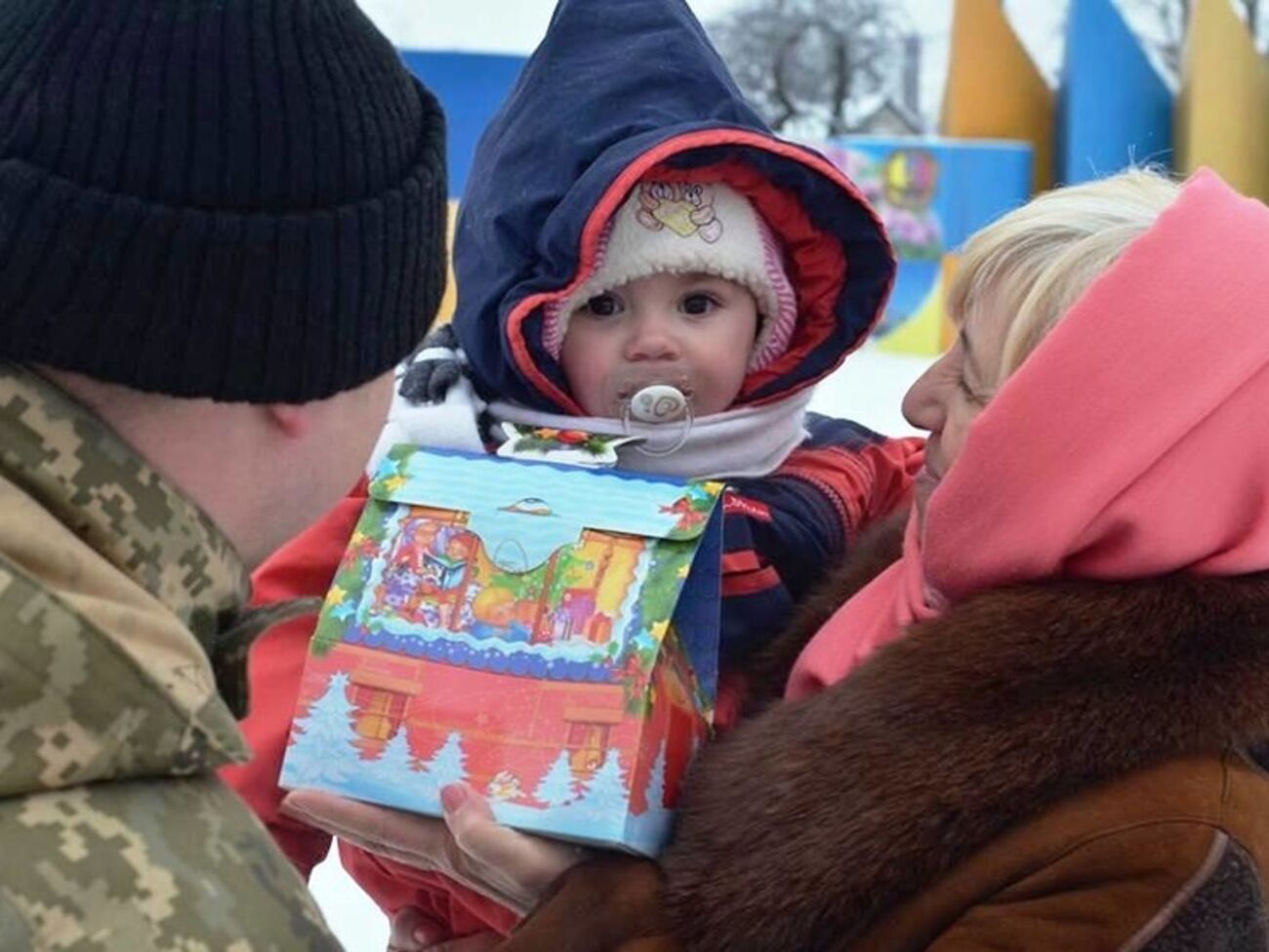 В Луганской области военные раздали детям рождественские подарки. Фоторепортаж