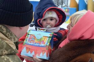 В Луганской области военные раздали детям рождественские подарки. Фоторепортаж