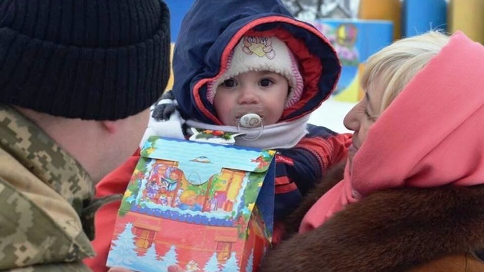 В Луганской области военные раздали детям рождественские подарки. Фоторепортаж