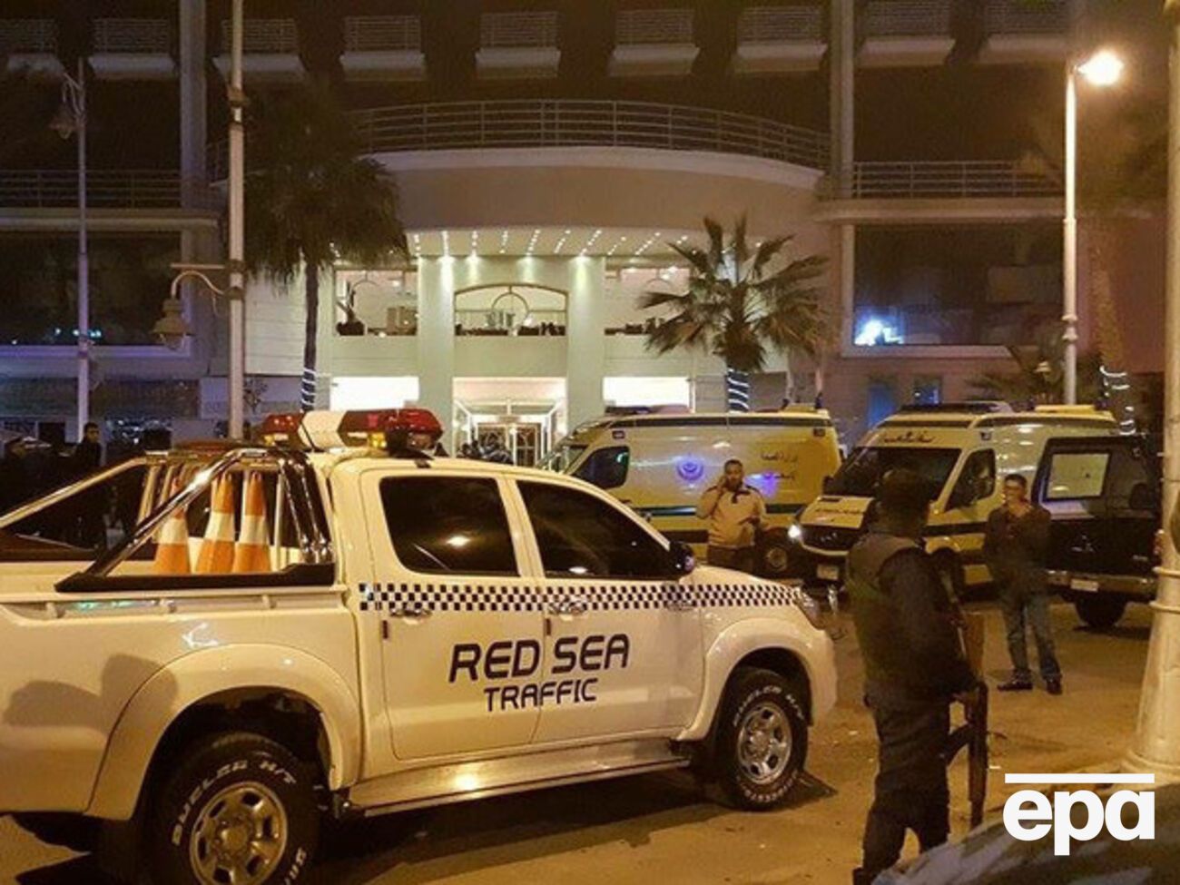 В Хургаде возле входа в отель ранили двух иностранных туристов