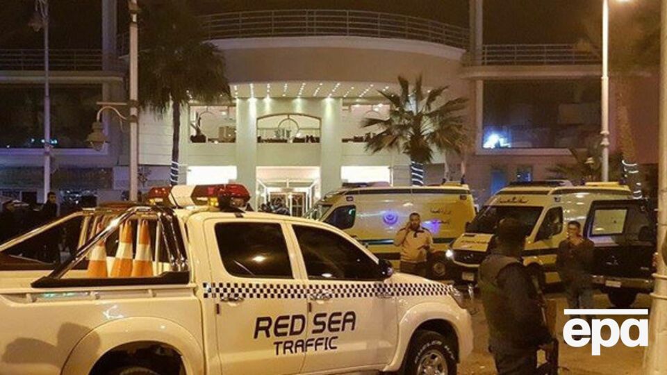 В Хургаде возле входа в отель ранили двух иностранных туристов