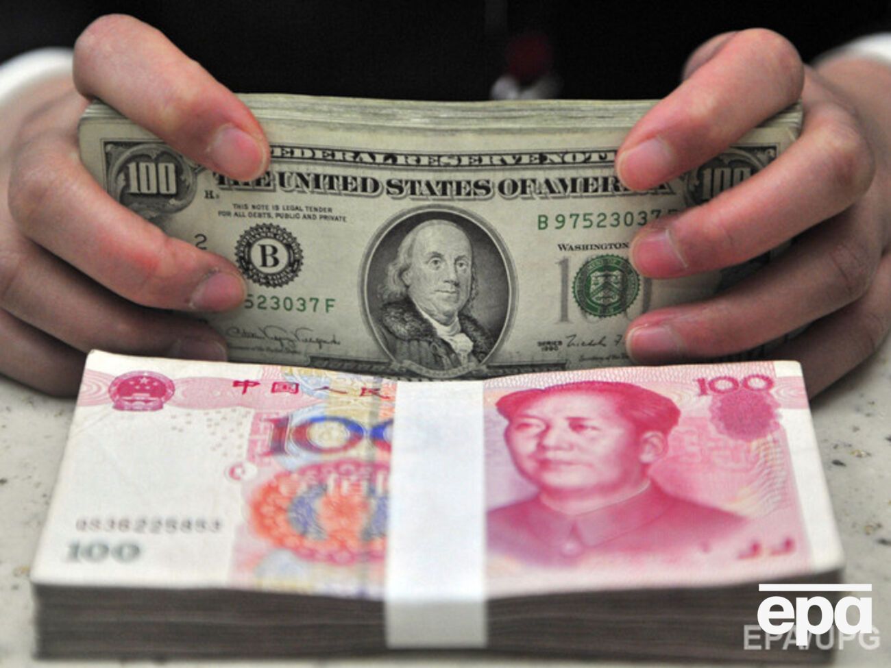В Китае ограничили покупку долларов