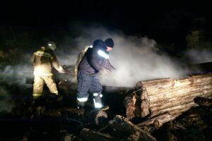 Спасатели МЧС во время ликвидации пожара