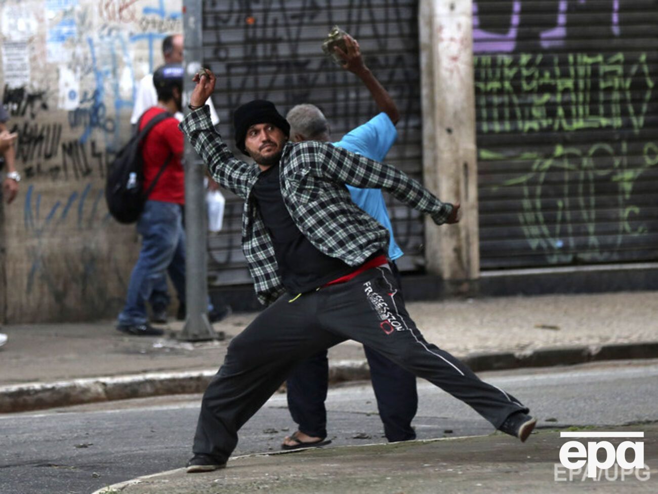 Протесты в Бразилии переросли в столкновения с полицией