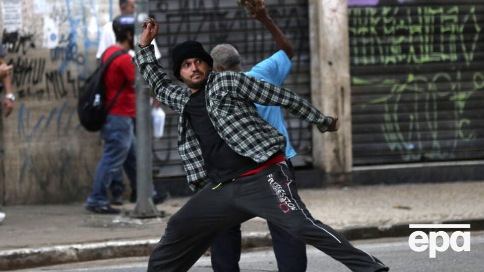 Протесты в Бразилии переросли в столкновения с полицией