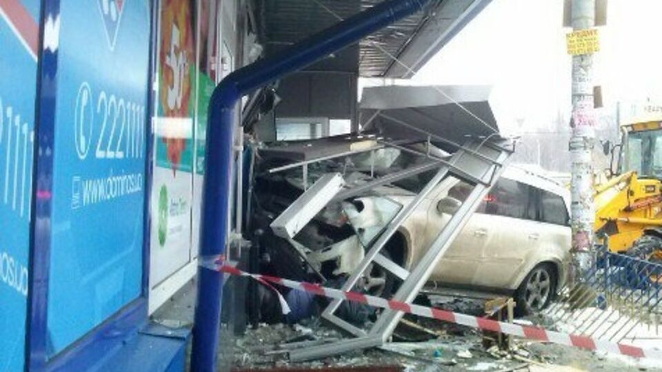 В результате ДТП водле метро "Левобережная" погибла женщина, около восьми человек пострадали