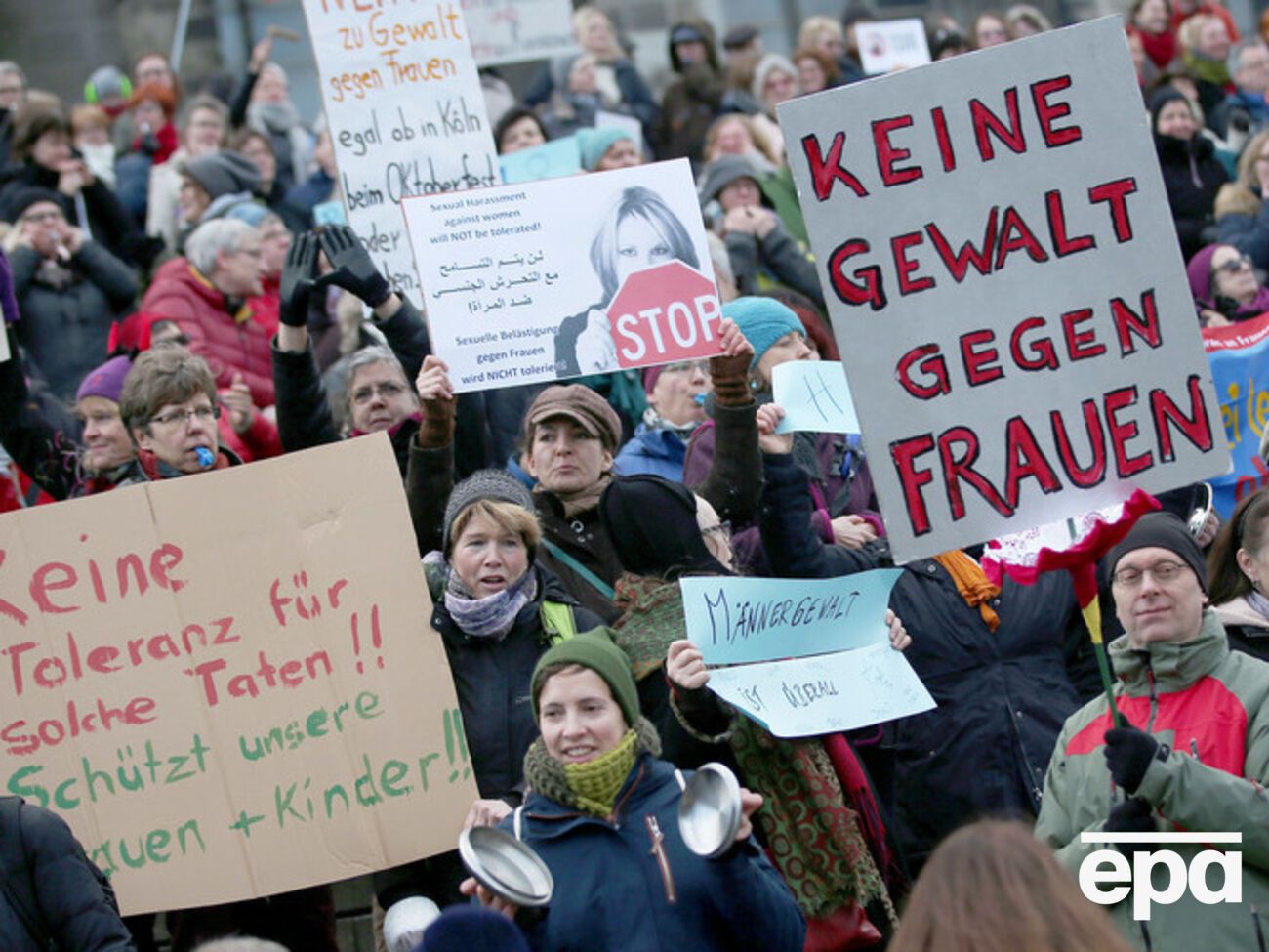 В Кельне тысячи людей протестуют против нападений на женщин