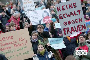 В Кельне тысячи людей протестуют против нападений на женщин