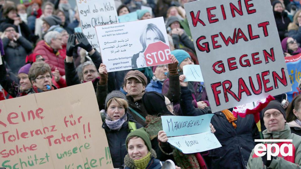 В Кельне тысячи людей протестуют против нападений на женщин