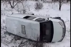 В оккупированном Донецке микроавтобус с боевиками упал в кювет