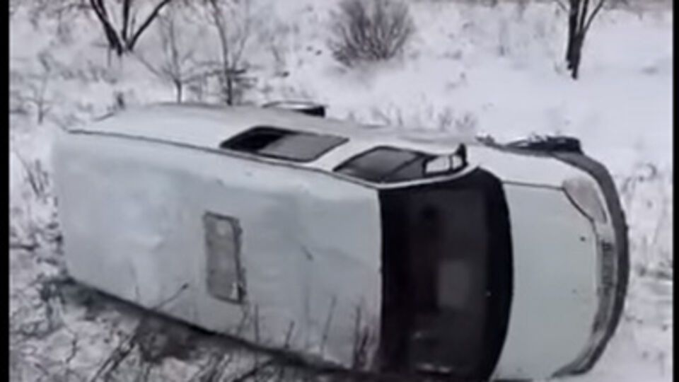 В оккупированном Донецке микроавтобус с боевиками упал в кювет