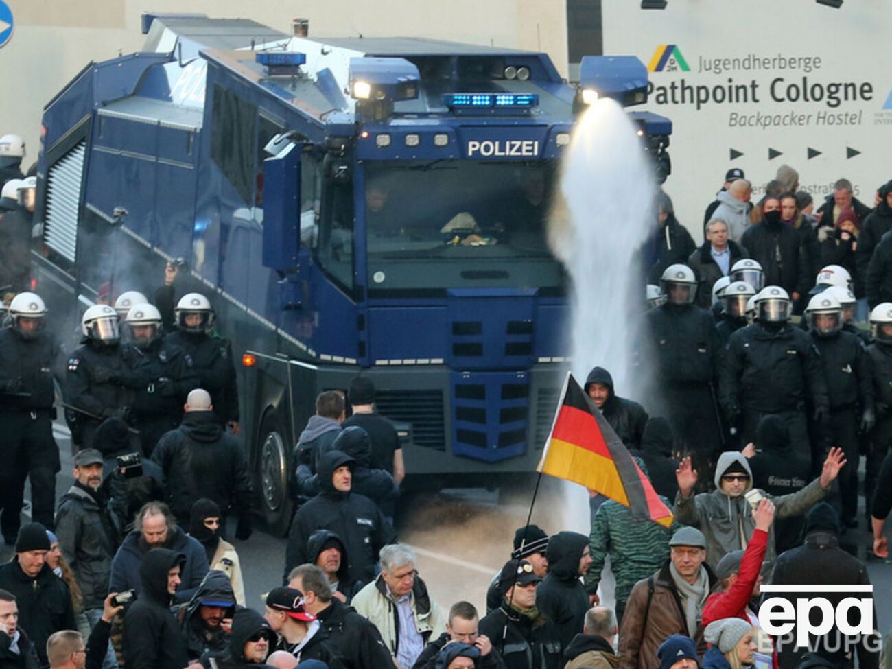 Полиция Кельна разогнала акцию сторонников антиисламского движения