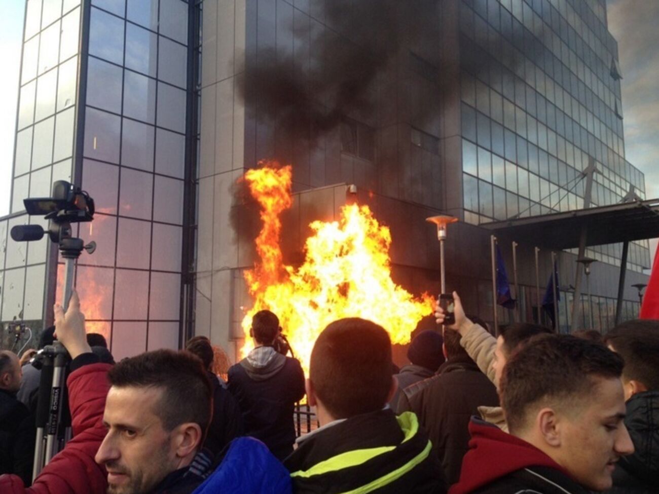 В Косово демонстранты подрались с полицией под зданием правительства