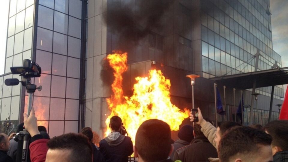 В Косово демонстранты подрались с полицией под зданием правительства