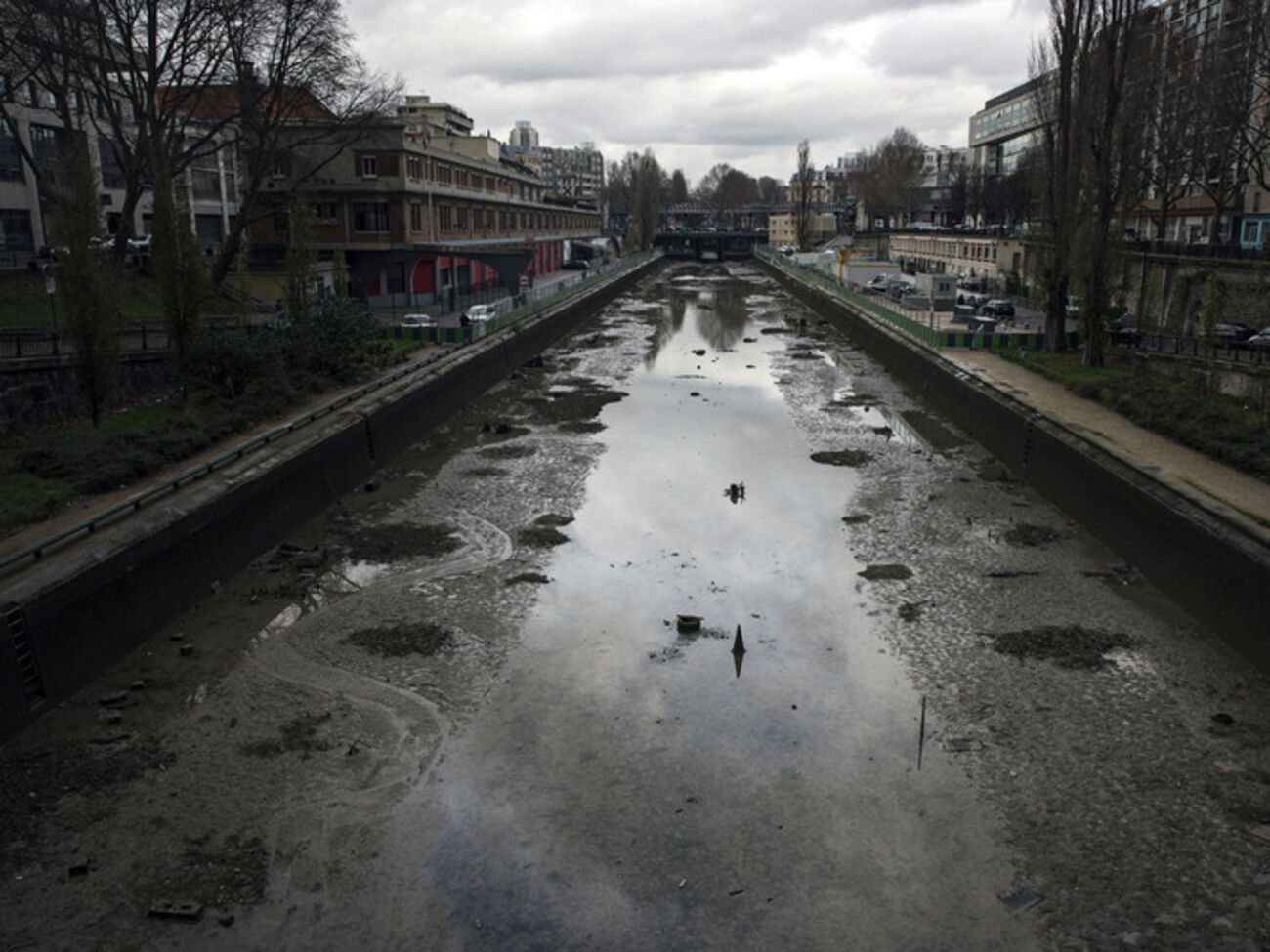 Мобильники, магнитофон, мотоцикл. Находки парижских коммунальщиков во время очистки канала Сен-Мартен. Фоторепортаж