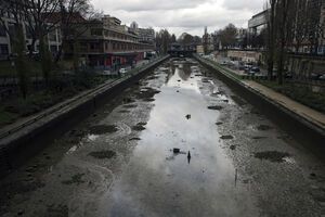 Мобильники, магнитофон, мотоцикл. Находки парижских коммунальщиков во время очистки канала Сен-Мартен. Фоторепортаж