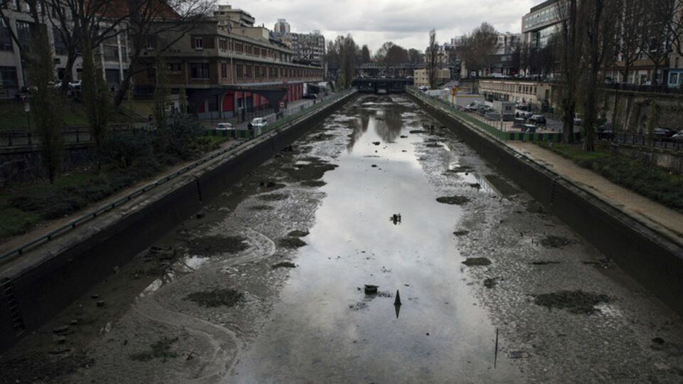 Мобильники, магнитофон, мотоцикл. Находки парижских коммунальщиков во время очистки канала Сен-Мартен. Фоторепортаж