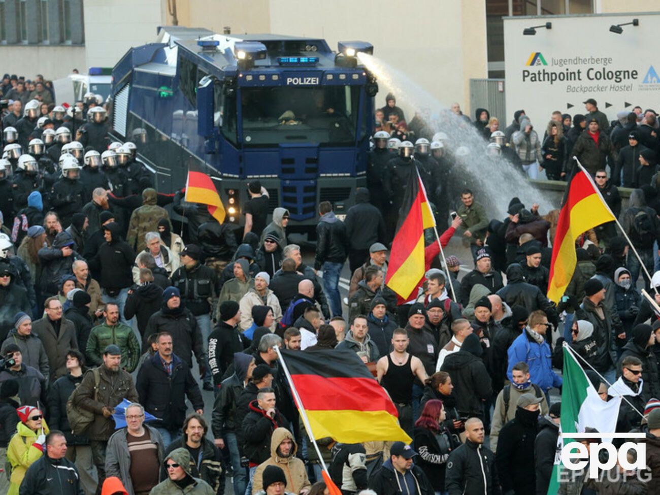 В Кельне пострадали трое полицейских
