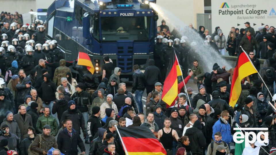 В Кельне пострадали трое полицейских